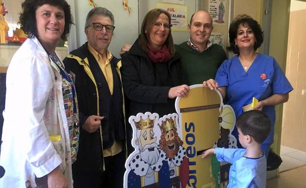 Voluntarios de Correos recogen las cartas para los Reyes Magos en diferentes centros