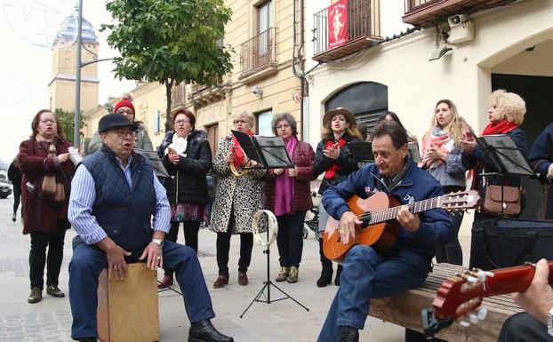 Música navideña en las calles comerciales para generar ambiente y animar las compras