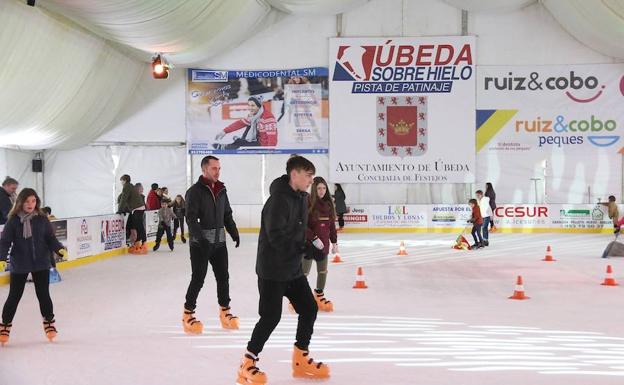 Buen ambiente en la pista de patinaje sobre hielo bajo la carpa de la plaza de toros