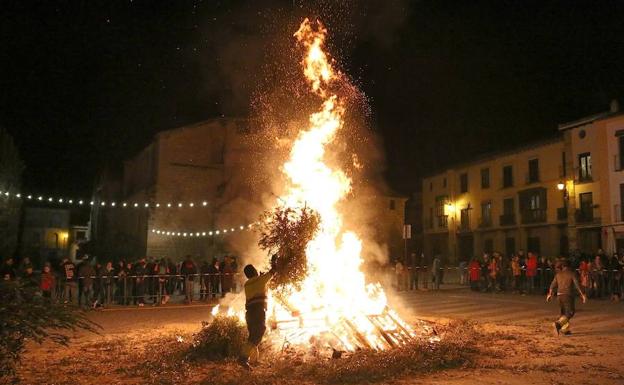 Cinco hogueras iluminarán la víspera de San Antón en Úbeda y cuatro en sus pedanías