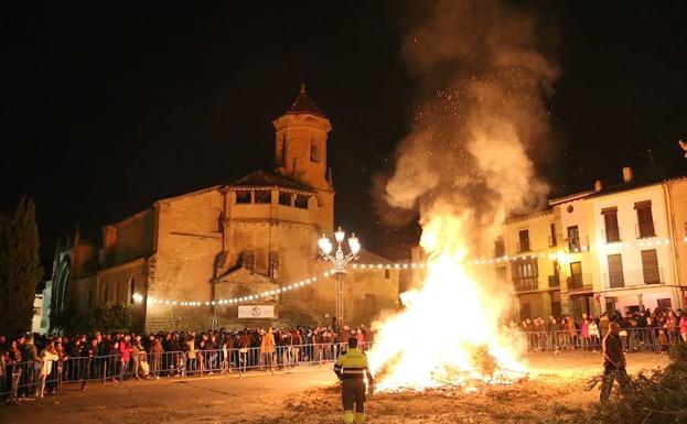 Úbeda y sus pedanías vivieron la víspera de San Antón al calor de las hogueras