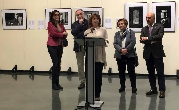 Fotos de «mujeres de todas formas y colores que emergen con fuerza y dignidad»