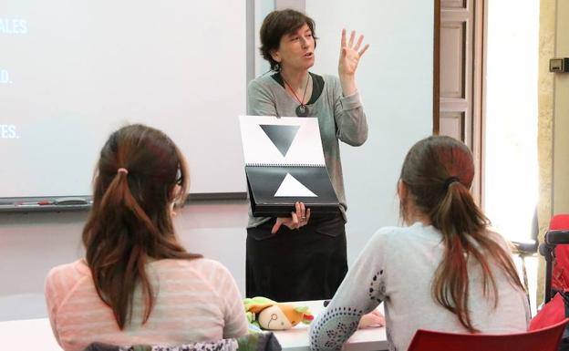 Lucila To presentó en Úbeda su manual para estimular la visión de los bebés