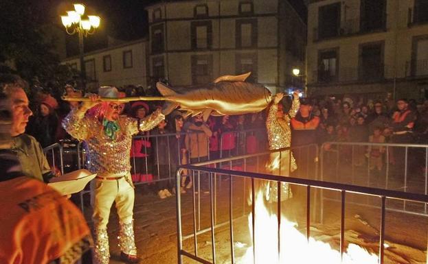 Cientos de personas despidieron el Carnaval ubetense con el Entierro de la Sardina