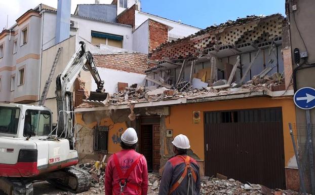 Demolición de una vivienda que presentaba riesgo de derrumbe en la calle Poeta Luis Aranda