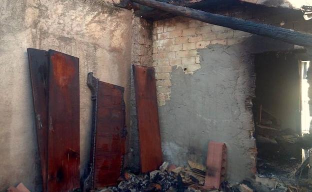 Incendio en una vivienda abandonada de la calle Fuente de las Risas