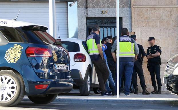 Dos personas detenidas tras el registro de un punto de venta de droga al menudeo