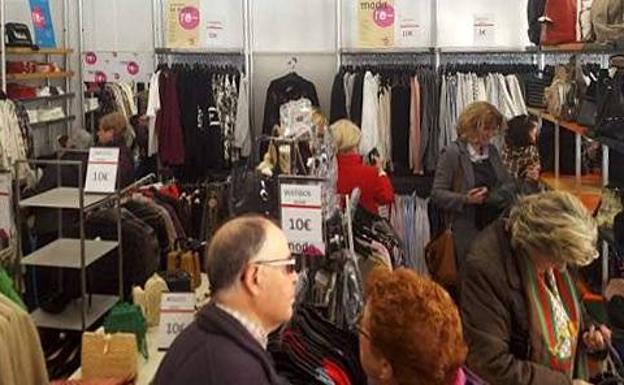 En marcha la tienda de ropa de segunda mano impulsada por Cáritas