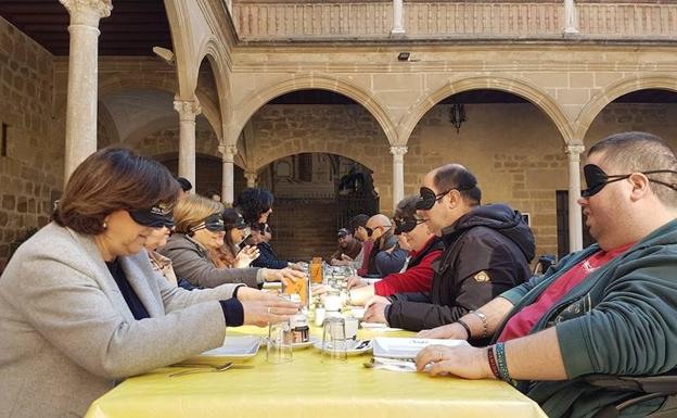 La ONCE promueve actividades para explicar cómo es el día a día las personas invidentes