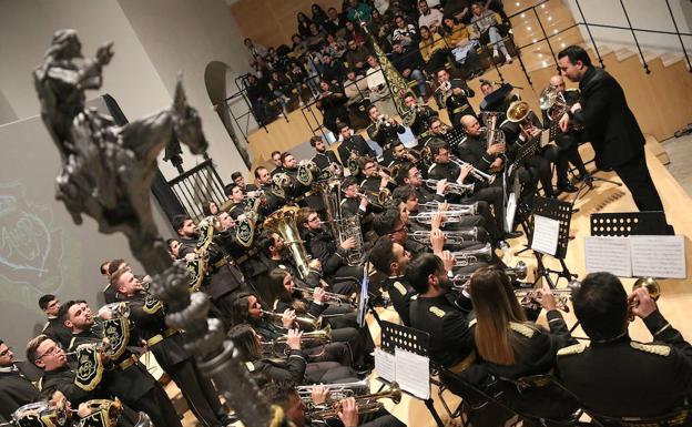 La Banda del Amor lucirá nuevos uniformes diseñados por el modisto ubetense Moisés Nieto