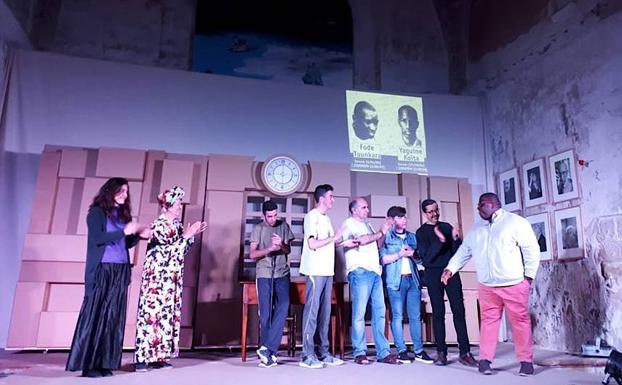 Teatro para reflexionar sobre la situación de los jóvenes de África