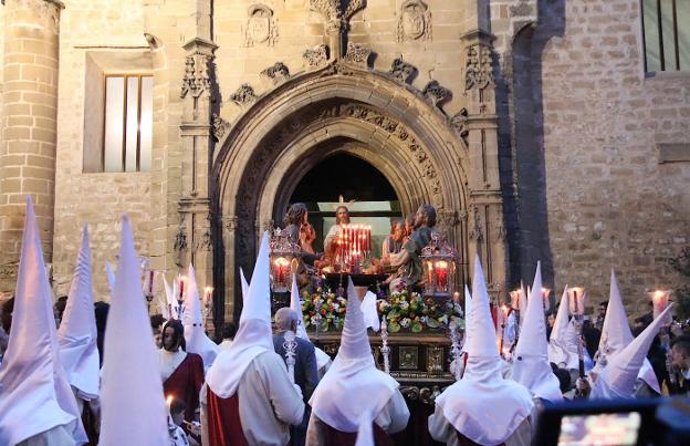 Un Miércoles Santo ubetense más corto y con la mirada en el cielo