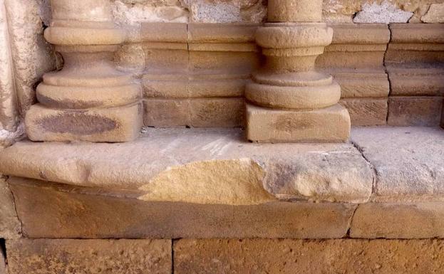 Deterioro de la Puerta de los Carpinteros en la iglesia de San Pablo
