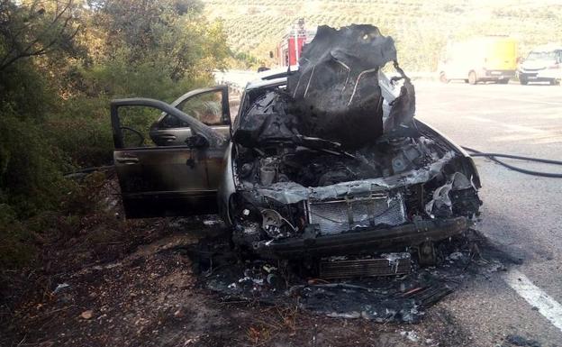 Incendio de un vehículo en la A-301 cerca de Úbeda