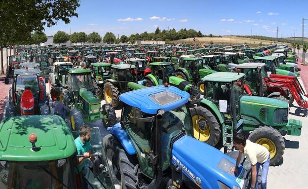 Tractorada para protestar por los bajos precios del aceite y exigir la regularización de los regadíos
