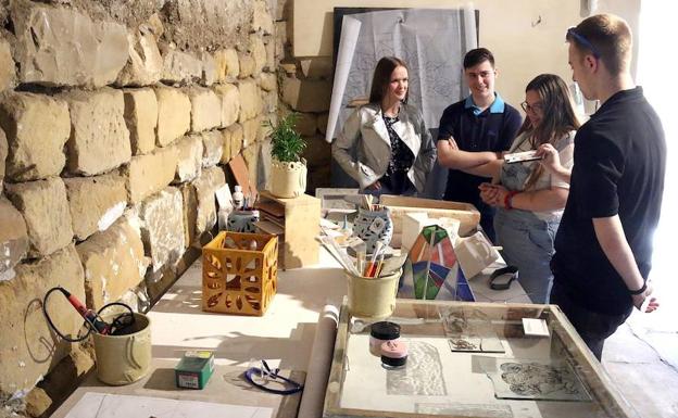 Mucho más que una exposición de piezas de barro y vidrio