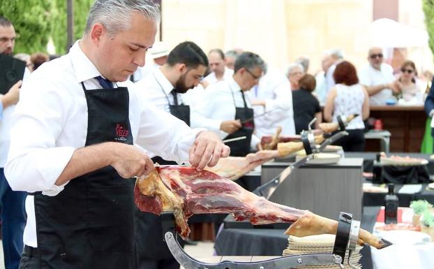 Buen ambiente durante el segundo Concurso Nacional de Cortadores de Jamón