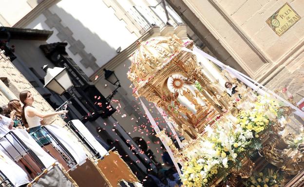 Calles engalanadas para la procesión del Corpus Christi