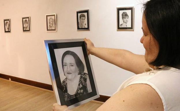 Paula López muestra en el Hospital de Santiago sus retratos a grafito