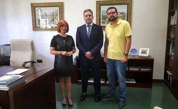 Compromiso para buscar una solución específica a la supresión de una línea en el Juan Pasquau