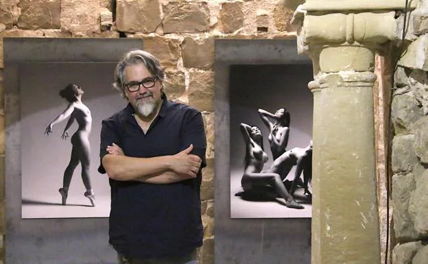 JoaquÃ­n F. Ruiz ante alguns de sus obras./ROMÃN