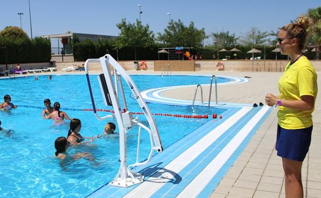El complejo municipal de piscinas ya dispone de un elevador acuático