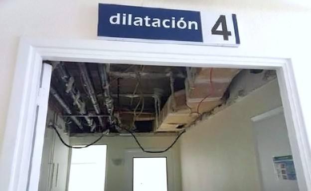 Desprendimientos en el techo de una de las salas de dilatación del hospital de Úbeda