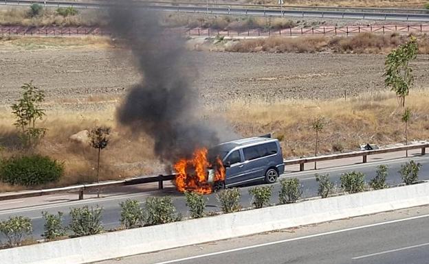 Incendio de un vehículo en la salida de Úbeda hacia Baeza