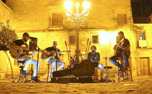 Concierto acústico de Nanda Devi en la plaza Juan de Valencia