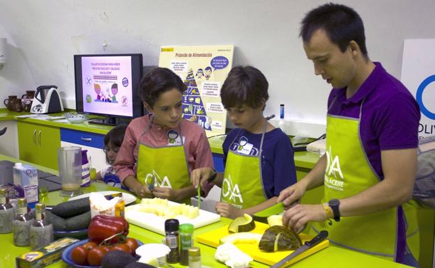 Taller de cocina infantil con el aceite virgen extra como protagonista