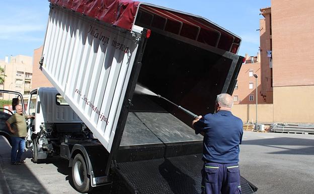 Un nuevo camión destinado al servicio de recogida de muebles y enseres