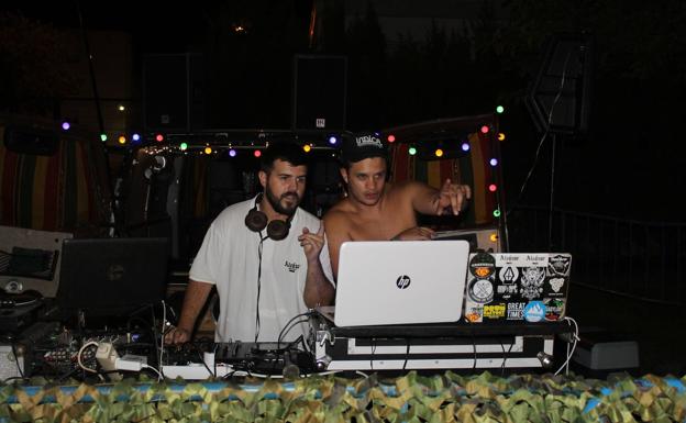 Celebran la 'Reggae Pool Party' en el complejo municipal de piscinas