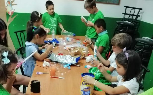 La Escuela de Verano enseña a los niños como reciclar de manera divertida