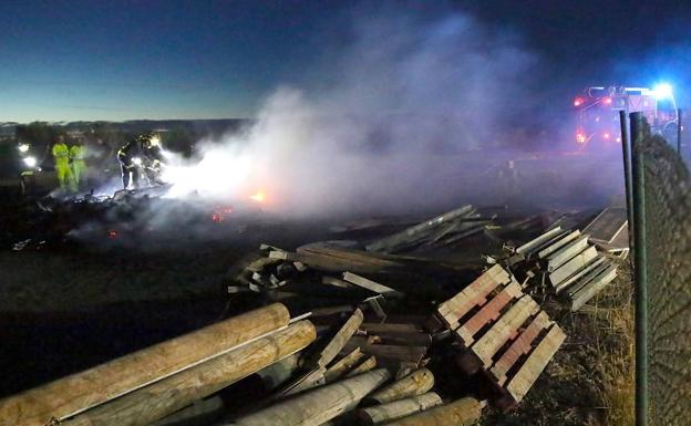 Incendio en una parcela del Centro de Conservación de Carreteras situado entre Úbeda y Baeza