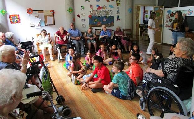 Jornada de convivencia intergeneracional en la residencia de personas mayores