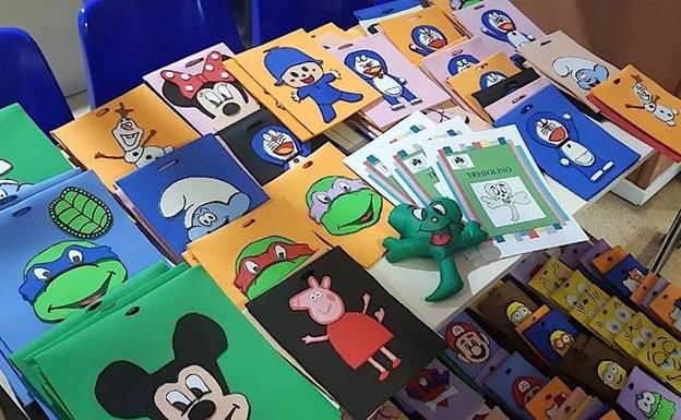Entregan al hospital de Úbeda 200 fundas decorativas para sueros infantiles