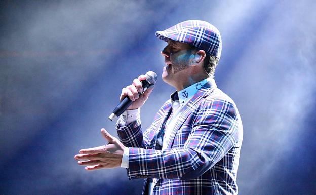 La lluvia obligó a suspender el concierto de Paco Candela minutos después de su inicio