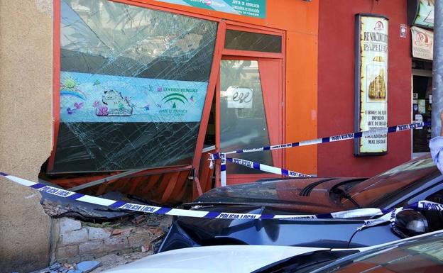 Colisión de un vehículo contra la fachada de una guardería en Úbeda