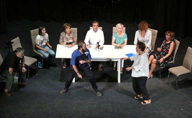 La compañía Por esos Cerros presentó 'Karaoke de poemas'