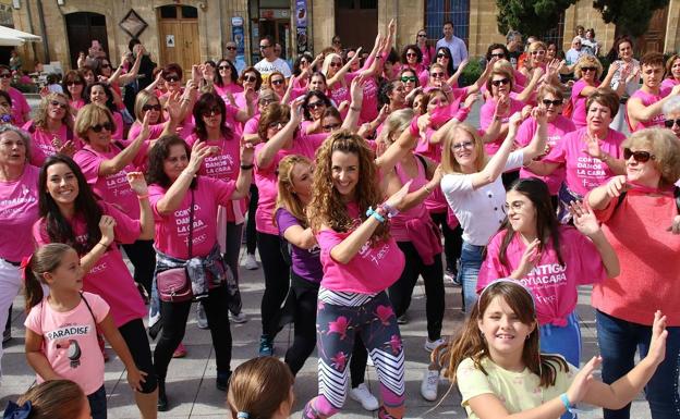 Decenas de personas unidas por el rosa en el Día Internacional Contra el Cáncer de Mama