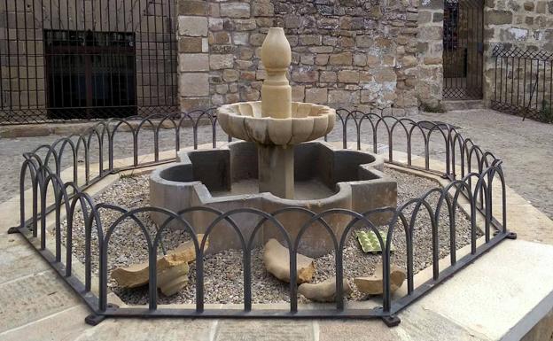 Destrozos en la fuente de piedra del mirador de San Lorenzo