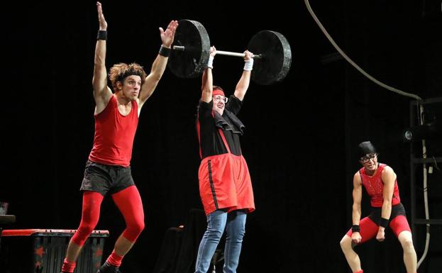 Risas y aplausos durante el espectáculo 'Forzudos' de la compañía Circo Chosco