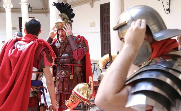 Combates de gladiadores y batallas de la guerra Zulú en plena plaza Vázquez de Molina