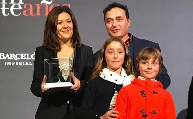 Alfarería Tito recibió uno de los 'Premios Personaje del Año' que otorga la revista Fuera de Serie
