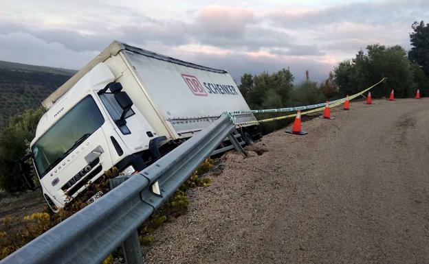 Salida de vía y vuelco de un camión en la carretera que une Úbeda y El Mármol