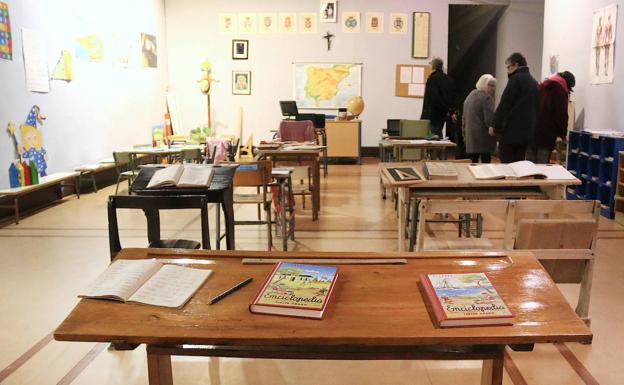 Medio siglo de educación reunido en una sala