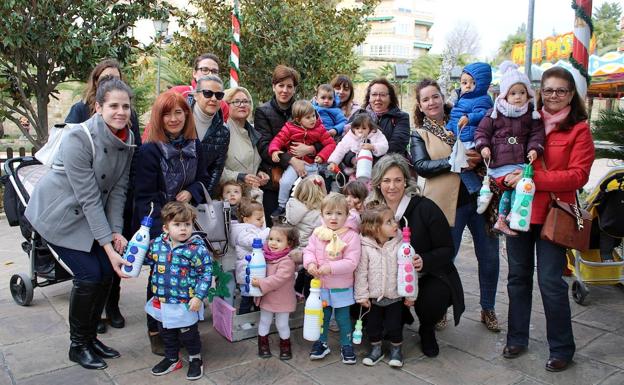 Adornos navideños realizados con material reciclado y elaborados por escolares