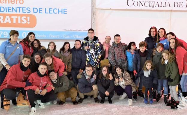 Patinaje sobre hielo para una veintena de jóvenes con diversidad funcional