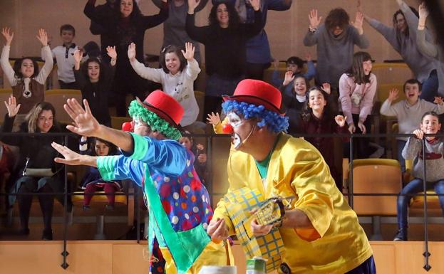 Una mañana de cuentos, música y risas con un objetivo solidario