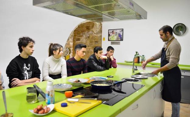 Buena participación de jóvenes en el taller 'Cocina de autor para novatos'